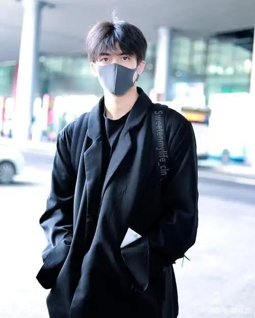 纯色系服装很难有时尚感?宋威龙戴口罩也能轻松驾驭,大长腿真好