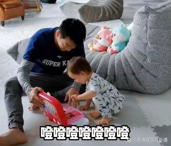 更多地,也是因为苗苗是这段关系中更从容笃定的一方,她能为郑恺提供