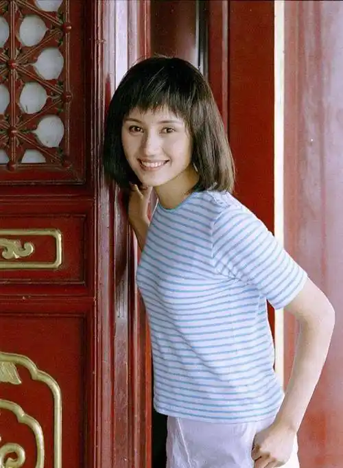 当年轻时的照片曝光后,不敢相信袁泉刚出道时到底有多美?