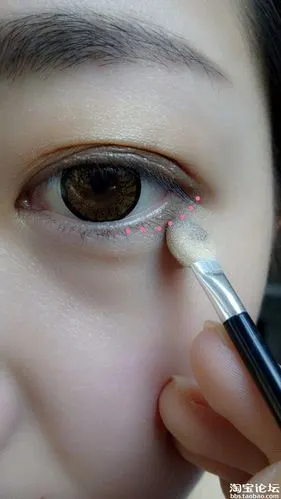 接下来用3号涂在双眼皮内的区域及眼窝的后半部分,还有眼睛下的部分