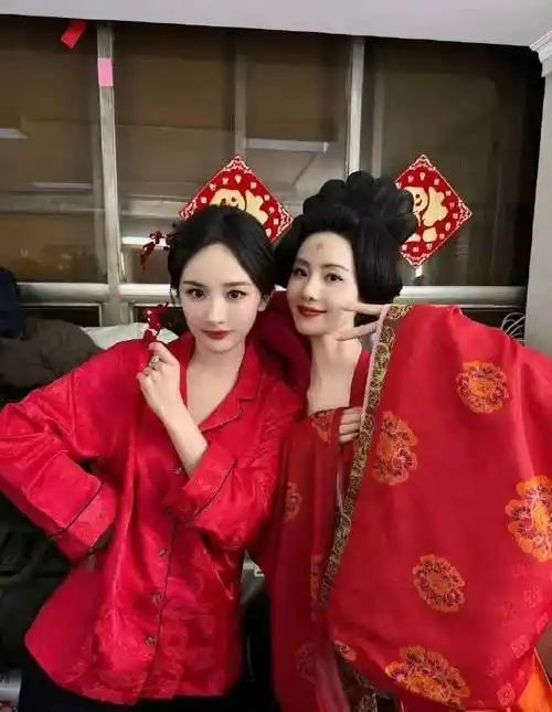 杨幂刘诗诗后台萌照曝光,闺蜜情深惹人羡!