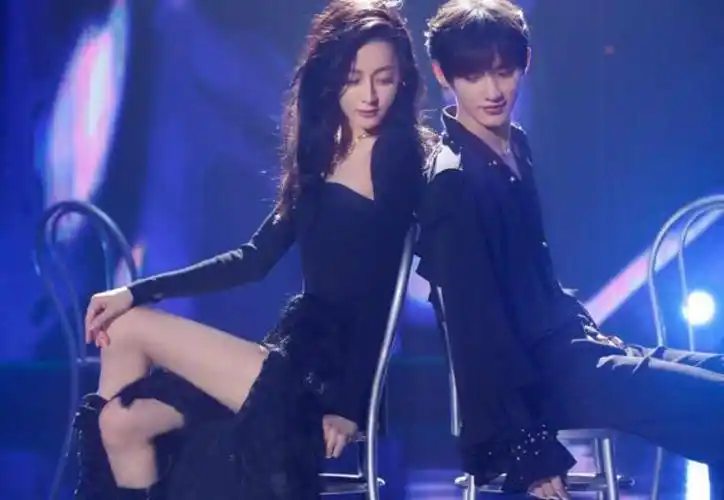 快乐大本营杨洋迪丽热巴合体荣耀夫妇再次来发糖了