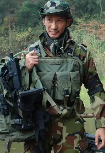 2012年,王劲松老师与吴京合作参演了电视剧《我不是特种兵》,在剧中