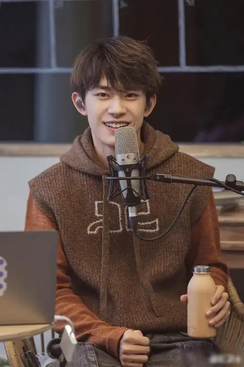 袁咏仪打电话连线易烊千玺吐槽13岁儿子有女朋友千玺送上经典名言