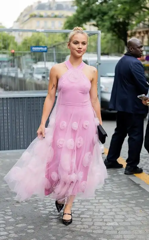 粉色系列的时尚街拍特辑跟着穿回头率会不会瞬间爆表