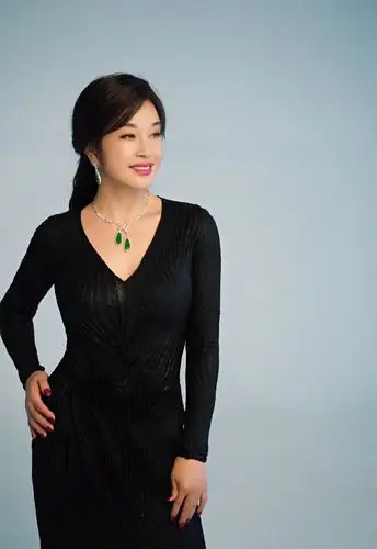 原创刘晓庆身穿白色衬衫搭配白色休闲裤,充满了仙气感,减龄效果满分