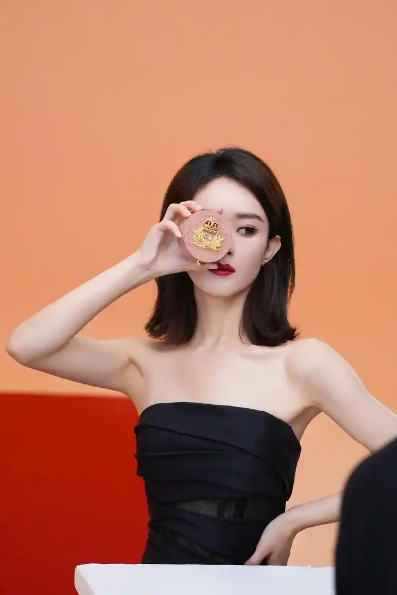 赵丽颖cl彩妆代言人宣传照#   新发型让她焕然一新,短发轻盈飘逸