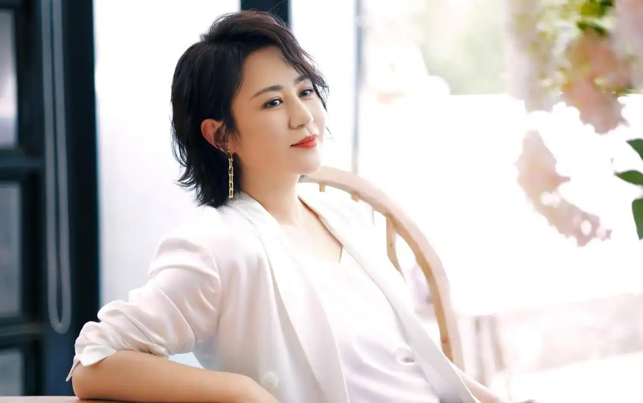 演员马丽一组最新照片曝光,白色缎面西装搭配吊带,优雅随性.