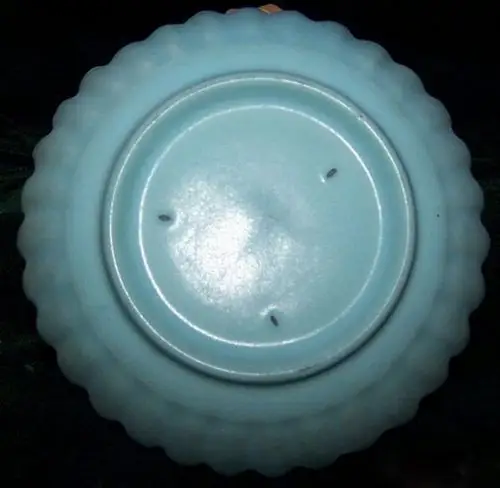 汝瓷的芝麻钉 图片来源于网络看支钉:宋代宫廷用汝窑器物一般均采用满