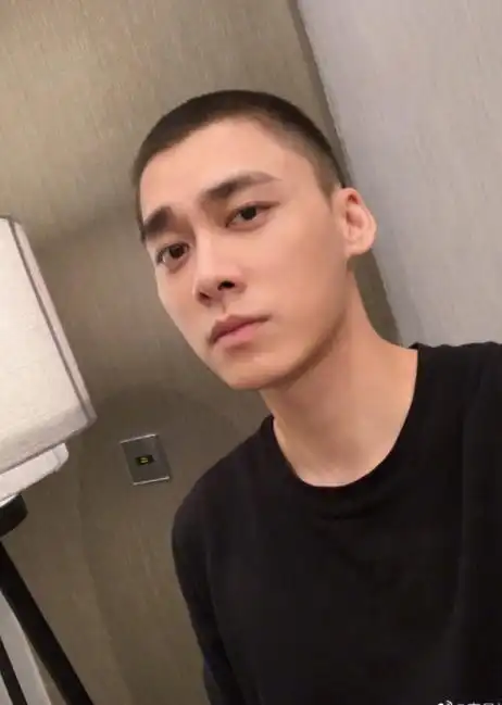 李易峰剃光头偶像包袱都不要了这是要走孟非的路线