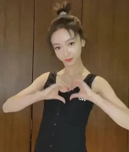 但是吴谨言曾经在节目中称过体重,却是足足有45.