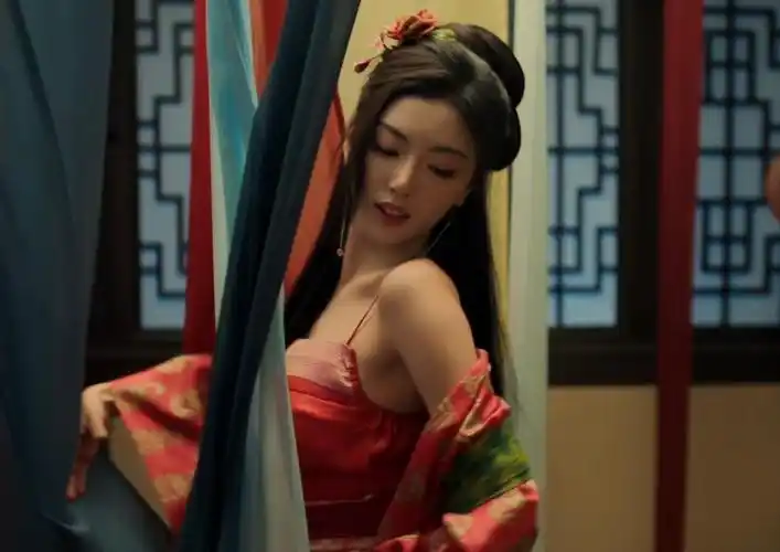 被《墨雨云间》孔雪儿惊艳了,好身材遮不住,红肚兜吊带装太吸睛