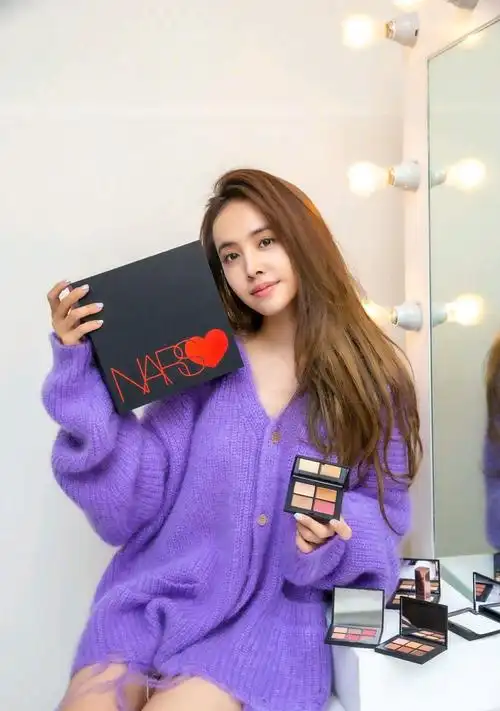 蔡依林晒近照上热搜长发搭紫色毛衣似十八岁少女十分惊艳