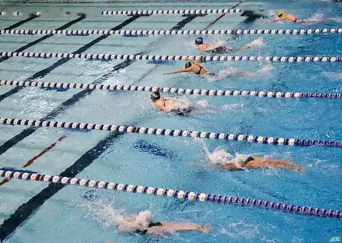 八,如果你嫌前面游泳的人太慢想超车,可轻触他的脚当作是通知他,这样