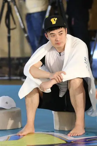 陈赫《奔跑吧》福尔摩斯上身 最强神力"吓哭"邓超