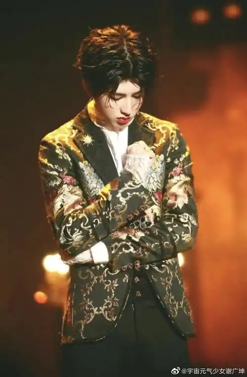 蔡徐坤在舞台上跳起舞来气场全开酷炫十足