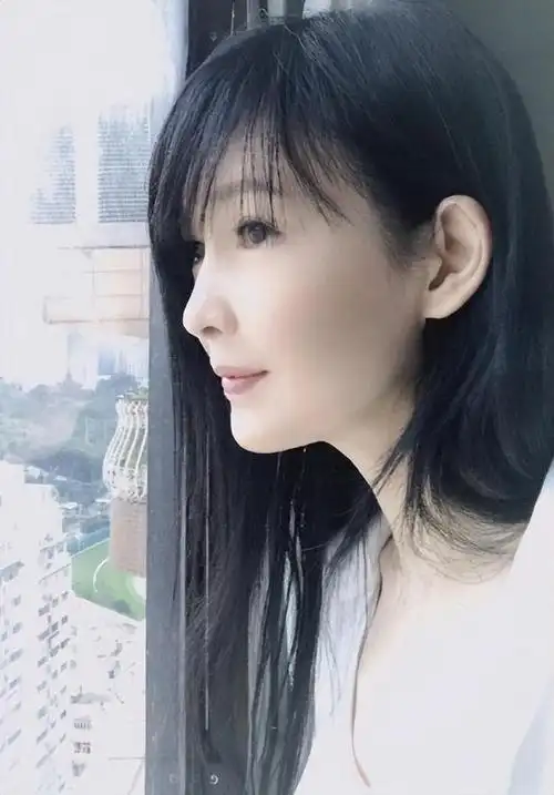 在照片中,看得出今年已经54岁的周慧敏,还能将颜值保持成这个样子,也