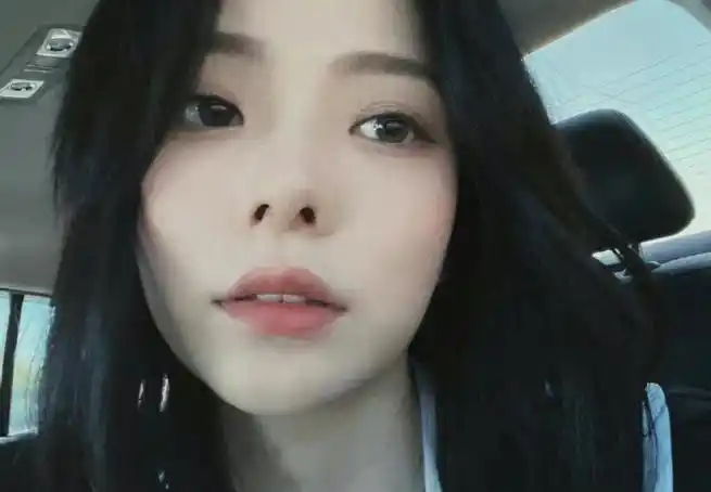 陈卓璇高马尾半披发对镜自拍#自拍福利来了,每一张都好亲切,素颜滋