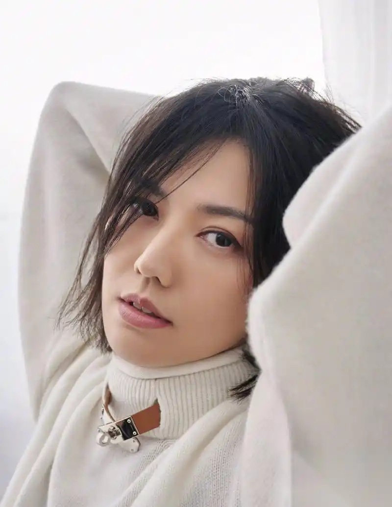 有网友晒偶遇孙燕姿坐高铁的照片,结果遭到本人的亲自辟谣哈哈哈