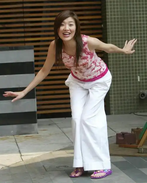 48岁苏慧伦冻龄外貌保养得宜 与28年前旧照对比几乎无差异