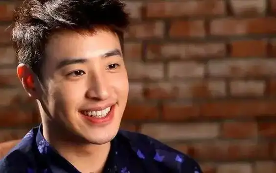 上面po女鬼的动态吓粉丝取乐这是潘玮柏2012年的一张照片当时就有