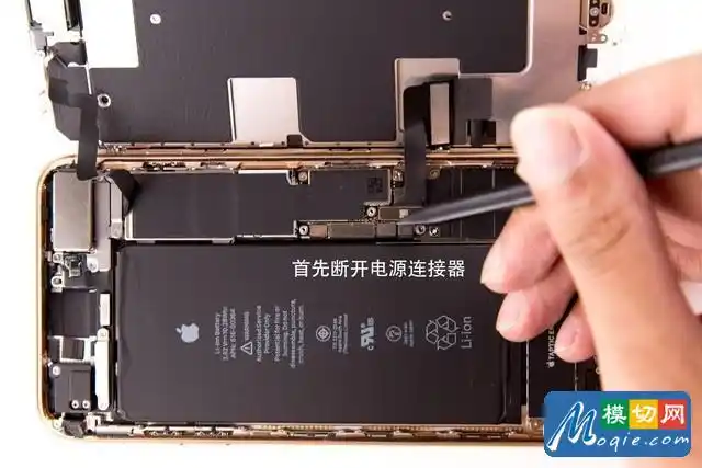 拆解苹果iphone8plus手机爱模切爱拆机