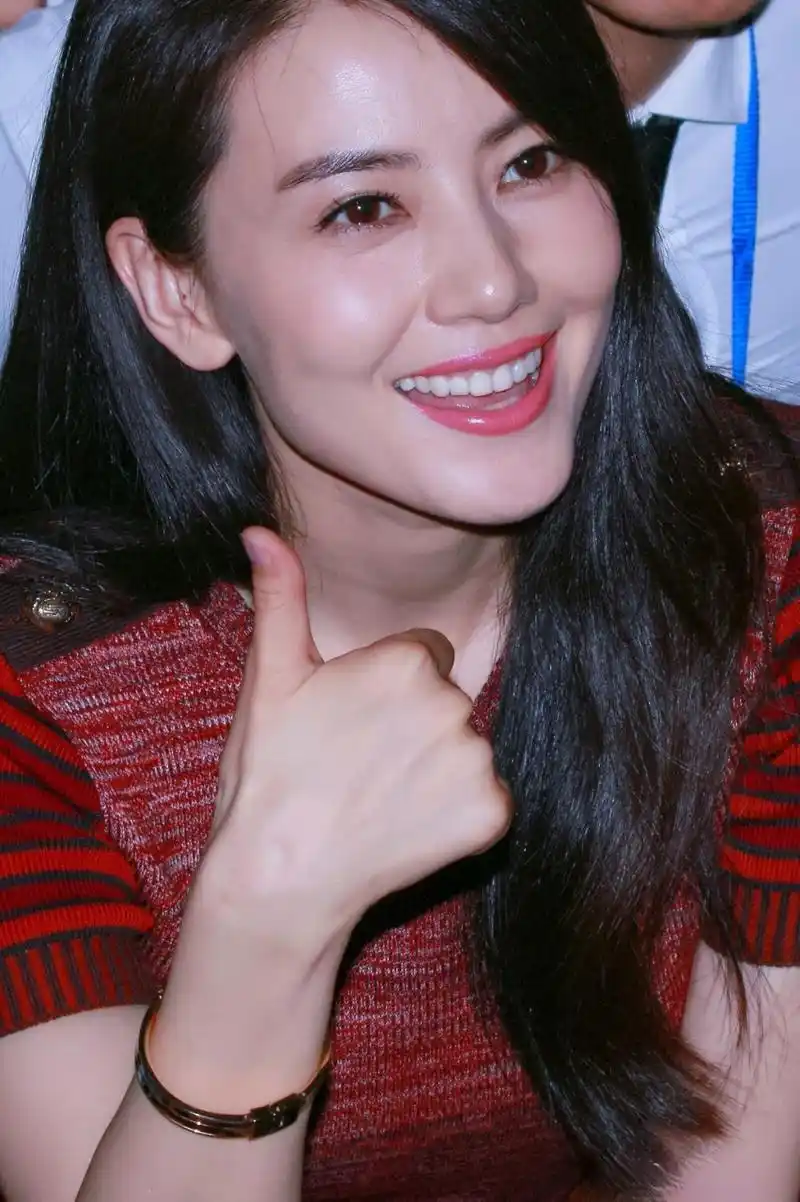 高圆圆告诉你什么叫唇红齿白,白皙皮肤