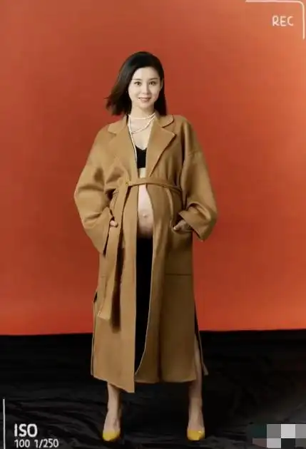 怀孕10个月肚大如箩,但整个人并没有怎么浮肿,挺着大肚子穿高跟鞋拍照