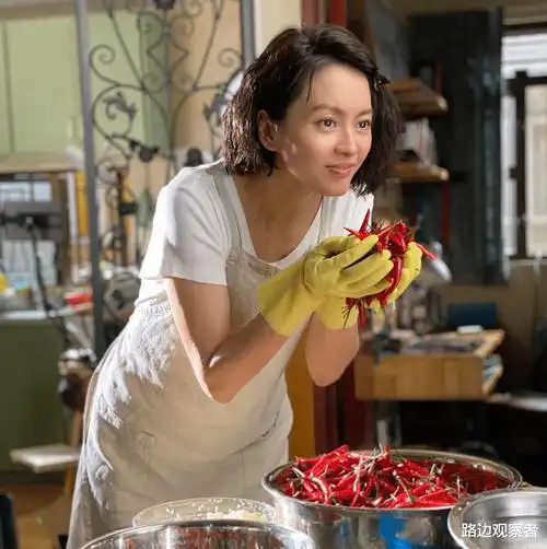 梁咏琪台北小巨蛋献唱,低胸装束性感亮相,连唱8首经典歌曲为个唱热身