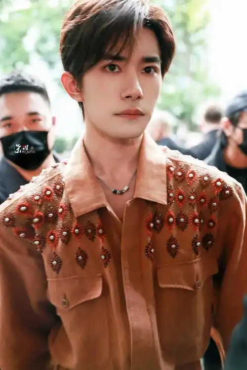 易烊千玺 米兰时装周##外媒镜头下的易烊千玺生图##易烊千玺生图