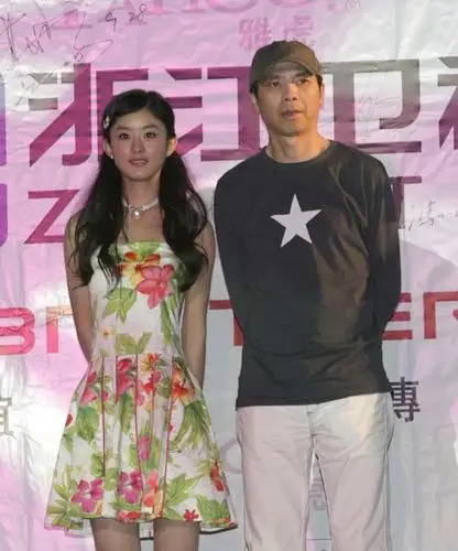 06年时赵丽颖和冯小刚同台,刚刚出道的赵丽颖看起来非常青涩.