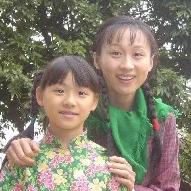 正在广东揭阳热拍中,青年演员练束梅在片中挑梁女主角"七妹"一角