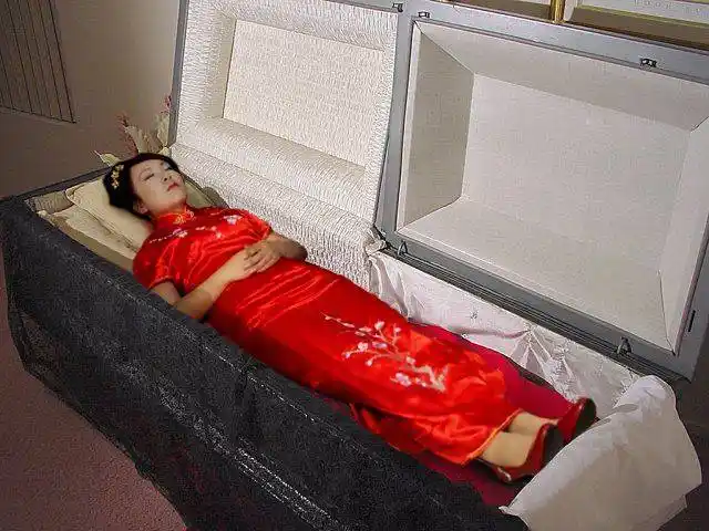 妻子火化时,丈夫却发现妻子的衣服有问题,解开寿衣后