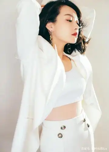 宋茜穿西装现身活动,气质超a好似女大佬