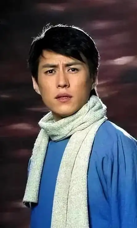 演员靳东参加两会引全网热议,身份显赫备受瞩目!