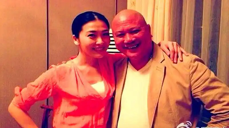 被钞票敲打头,用剩茶浇头仍面不改色 服务升级 2万梓良的妻子:万梓良