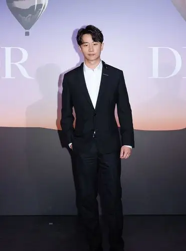 黄轩复古中分搭配一身黑色西装,变身贵气公子