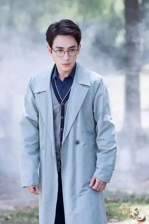 为了呈现完美的男主角形象,许多剧集都不会让男演员们戴上眼镜,因为