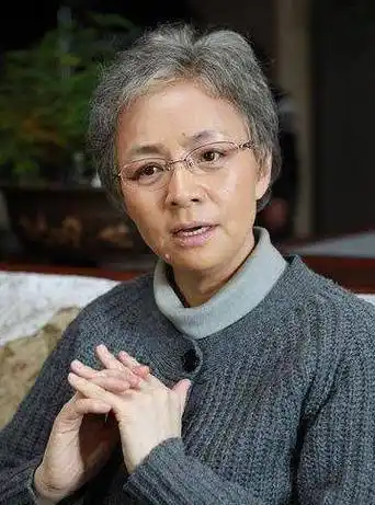 照片中宋丹丹的颜值非常高,五官精致,气质出众,而且给人一种邻家小妹