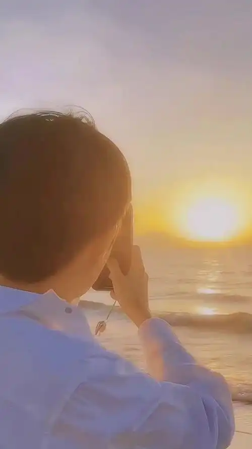 属于王源和粉丝们的周末快乐又来了,这次是分享在海边的随拍,在夕阳