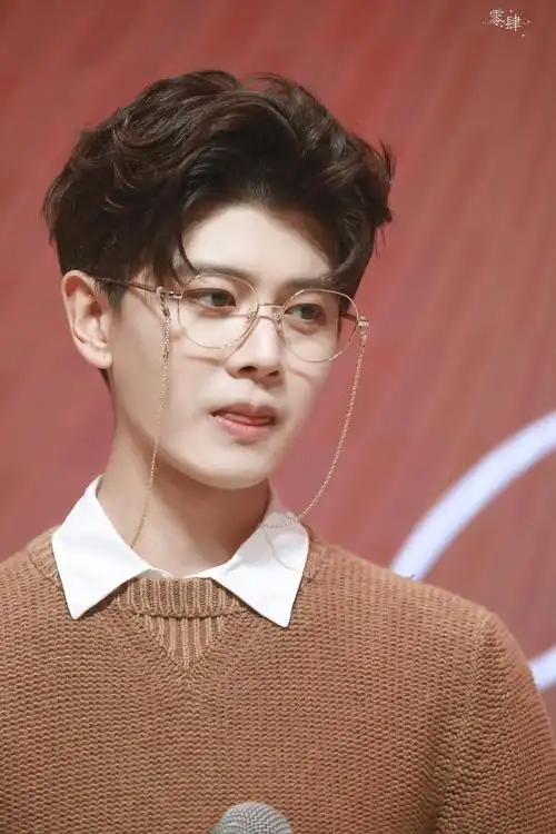 有故事感的照片@无与伦比的村村子 的微博: 任嘉伦 #任嘉伦金丝边眼镜