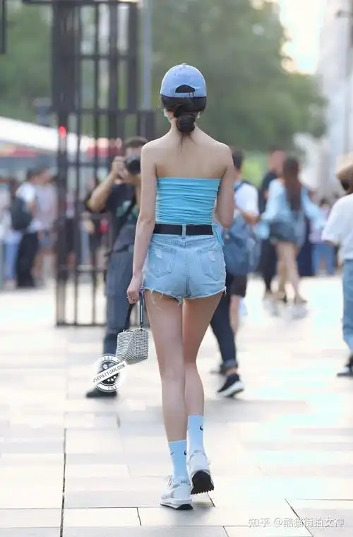 街拍女神格子抹胸超短牛仔热裤的漂亮女生