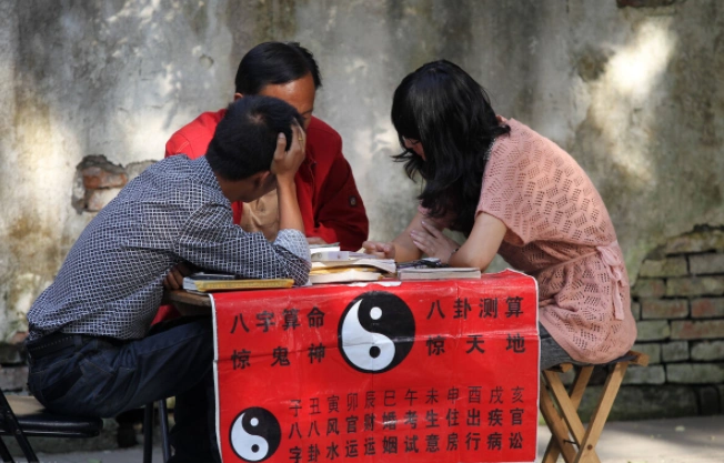 q2:为什么说那些用《易经》算命的人是骗子呢?