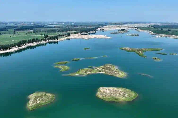 新华社记者 杨世尧 摄7月25日,游客在河北省新乐市磁河木刀沟生态
