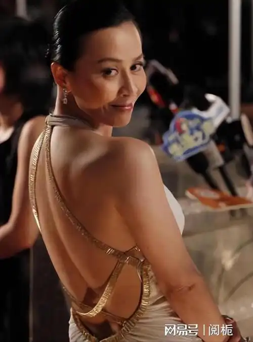 香港金像奖颁奖典礼,刘嘉玲穿龙虾礼服成焦点,像参加厨师大赛