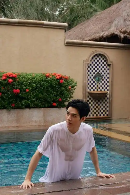 龚俊发布泳池边湿发造型中秋写真 腹肌手臂肌肉线条若隐若现_龚俊