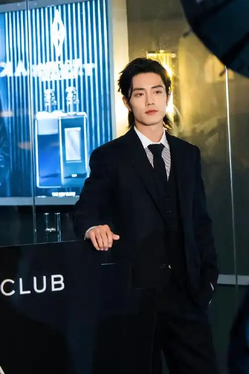 细品高清图才发现是条纹衬衫,好带劲#肖战黑西装十五宫格##肖战拉夫