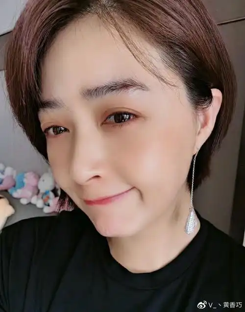 蒋欣生日一口气晒17张自拍送福利 对镜卖萌甜笑暖意十足