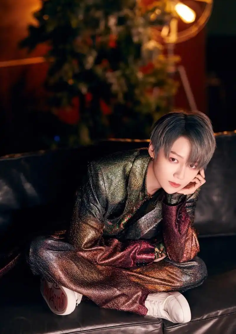 the9刘雨昕七彩流光西服套装搭配七彩珠宝腰带,圣诞氛围浓烈