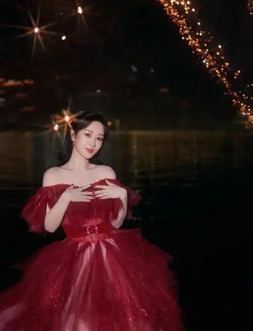 杨紫跨年夜的复古红礼服78